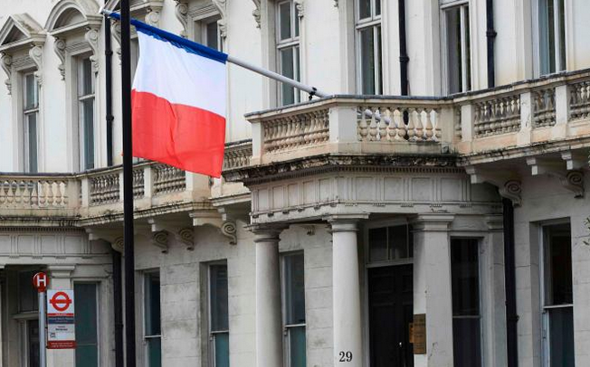 The two main French parties decimated