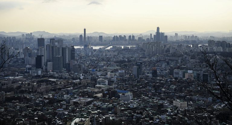 US Families evacuate South Korea, Japanese draw evacuation plans