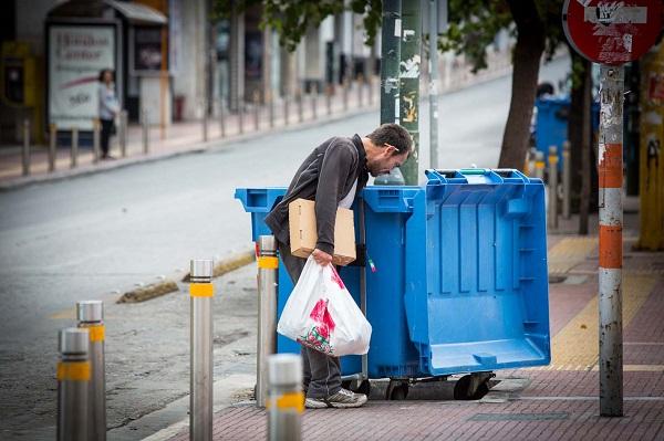 Living in Athens: 1:2 households cannot afford heating, 1:5 work for less than €500