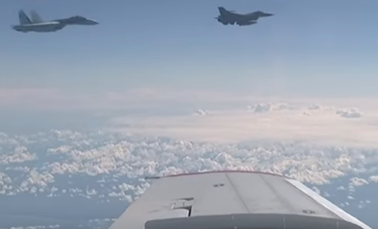 Russian Su-27 warns off NATO F-16 trying to approach defense minister’s plane over Baltic (VIDEO)