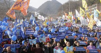 Protesters, Activists Delay South Korean THAAD Environmental Impact Survey