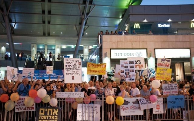 Protesters call for PM to resign after Netanyahu derides anti-corruption demos