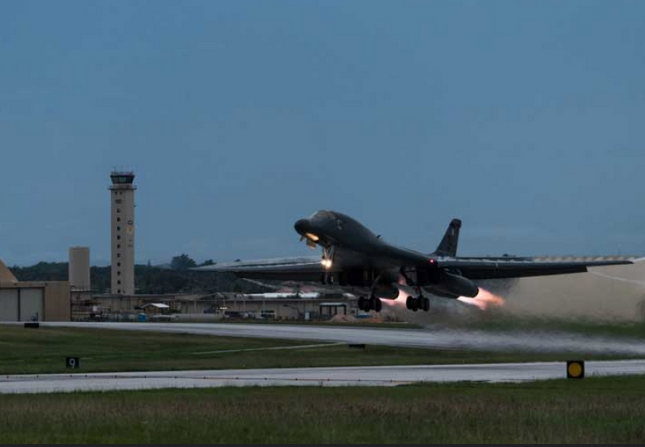 US bombers fly over Korean Peninsula in 1st night joint training drills
