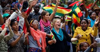 Campaign to force out Mugabe escalates in Zimbabwe