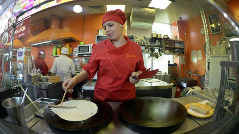 ‘Are you pro-Putin? Do you hold secret meetings?’ – NY watchdog asks Russian pancake chain