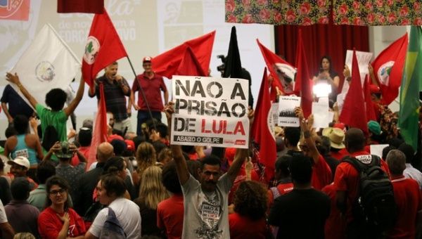Brazilians take over the streets in defense of Lula