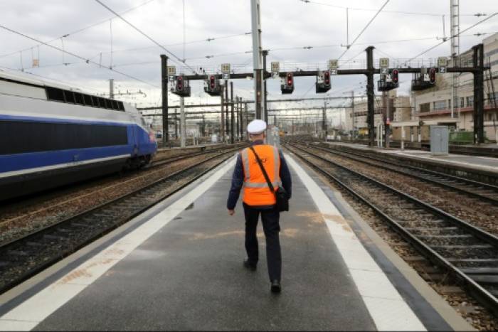 The fight of French railway-workers is also a fight for railway-passengers