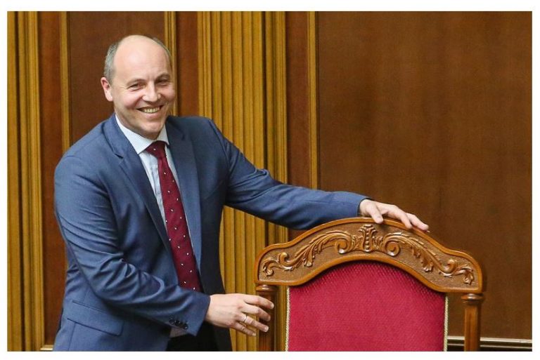 Scandaleux : le fondateur du parti fasciste ukrainien Svoboda reçu à l’Assemblée et au Sénat !