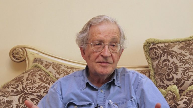 Selon Noam Chomsky, l’ingérence dans la politique américaine vient surtout d’Israël et non de Russie
