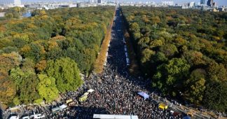 German march against far right draws huge crowds in Berlin