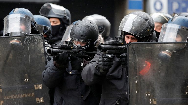 Yellow Vests v police: ‘They want us to go NAKED against flashballs’