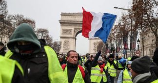 Gilets jaunes : incidents sur les Champs-Élysées (15 décembre 2018, Paris) [4K]