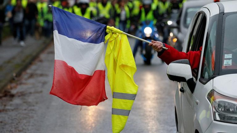 Gilets jaunes, luttes de classes et implosion du politique!