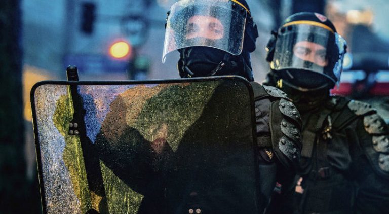 Filmer la police est un droit : deux policiers jugés coupables de vol d’usage