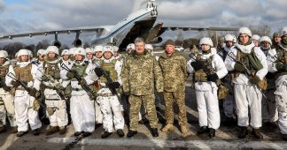 Poroshenko Publishes Image Posing With Soldier Wearing SS Totenkopf Patch