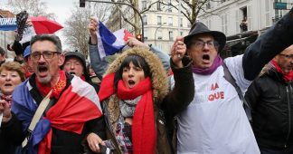 A la Marche républicaine des libertés, l’impossible dialogue entre “foulards rouges” et “gilets jaunes”