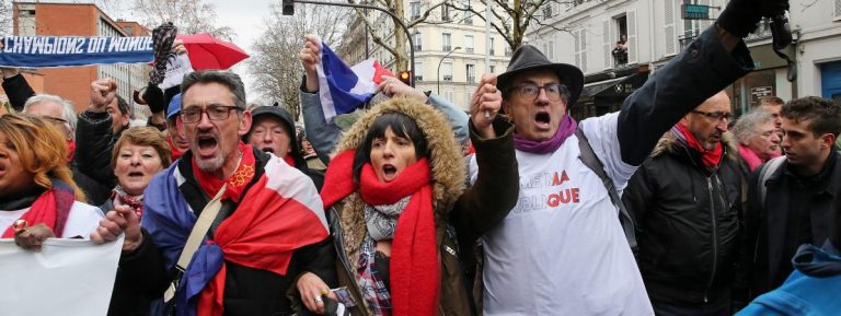 A la Marche républicaine des libertés, l’impossible dialogue entre “foulards rouges” et “gilets jaunes”