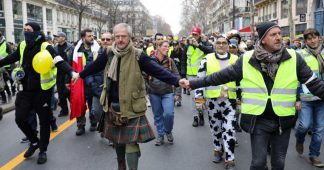 Comment les “gilets jaunes” ont mis en place des services d’ordre pour encadrer leurs manifestations