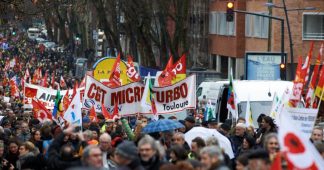 La manifestation des syndicats et des “gilets jaunes” a rassemblé 300 000 personnes selon la CGT, 137 200 selon le gouvernement