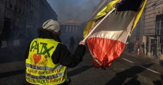 Gilets jaunes et CGT défilent côte à côte partout en France