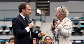 VIDEO. En plein débat à Pessac, une femme offre un collier avec un mini gilet jaune à Emmanuel Macron