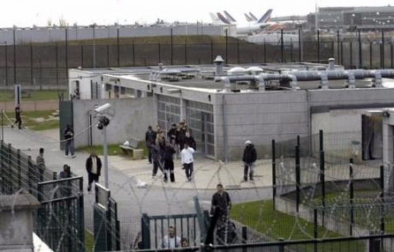 Au cœur de l’angoisse dans le Centre de rétention du Mesnil-Amelot