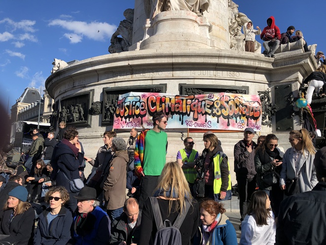 Gilets jaunes et militants écologistes défilent côte à côte à Paris – Yellow Vests and Ecologists side by side