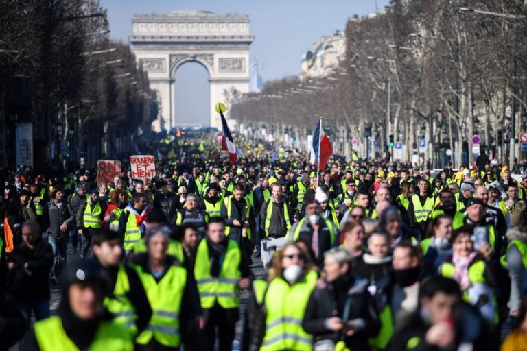 Les gilets jaunes lancent un ultimatum au Président