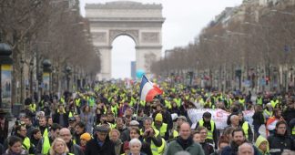 Tear gas vs flowers: Yellow Vests march through Paris for 16th week in a row