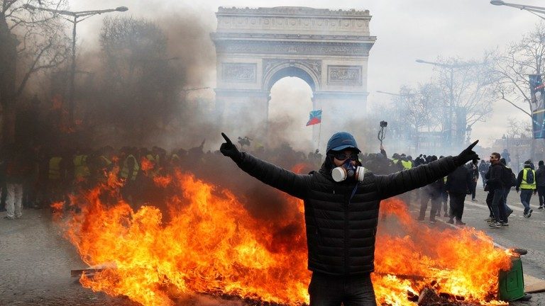 Yellow Vests & police clash in Paris as Macron’s ‘great debate’ ends