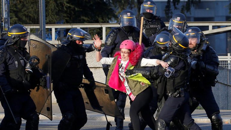 French MPs approve anti-riot bill amid Yellow Vest protests, rights watchdog sounds alarm
