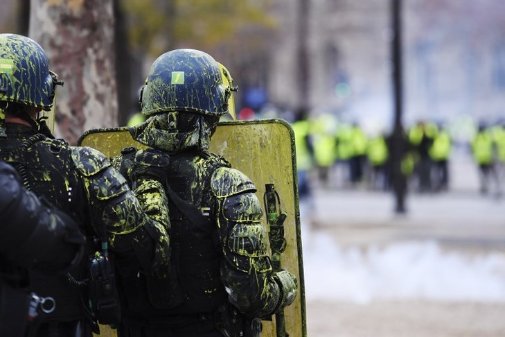 Yellow Vest protesters oppose Macron’s mobilization of the army against demonstrations