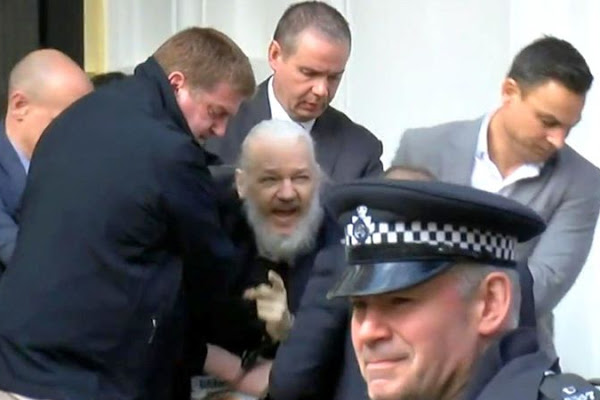 Edward Snowden, Rafael Correa Condemn Julian Assange Arrest: ‘This Is a Dark Moment for Press Freedom’