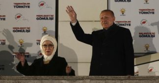 Turkey elections: Opposition claims victory in Ankara, Istanbul result disputed