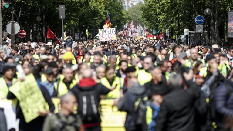 Acte 24: après les annonces de Macron, les Gilets jaunes de nouveau dans la rue (LIVE)