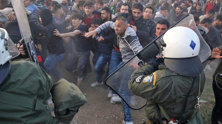 Diavata: Refugees throw stones, police fires tear gas in new clashes