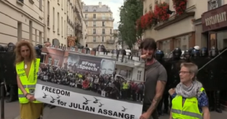 «Liberté pour Julian Assange»: des Gilets jaunes affichent leur soutien au lanceur d’alerte (VIDEO)