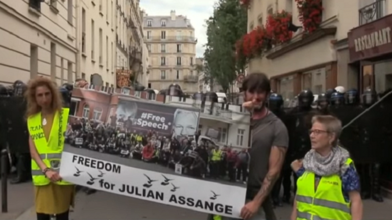 «Liberté pour Julian Assange»: des Gilets jaunes affichent leur soutien au lanceur d’alerte (VIDEO)