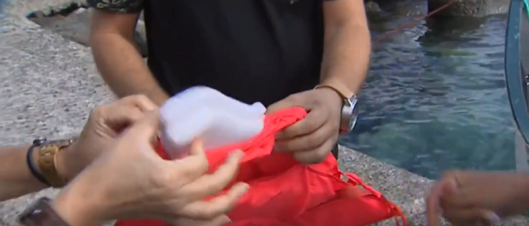 Des faux gilets de sauvetage en mousse sont vendus aux migrants qui prennent la mer