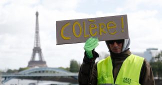 Plusieurs centaines de Gilets jaunes défilent à Paris, notamment contre la réforme des retraites