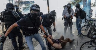 L’image d’un policier semblant étrangler un homme a bien été prise à Nantes lors d’une manifestation