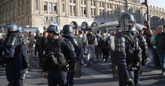 Undaunted pianist plays on as riot police pursue Yellow Vests through Paris train station