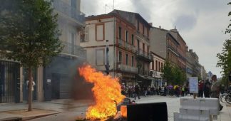 Police TEAR GAS Yellow Vest protesters in Toulouse during 48th week of mass demonstrations