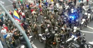 Equador: Τhe army joins the protesters against the police