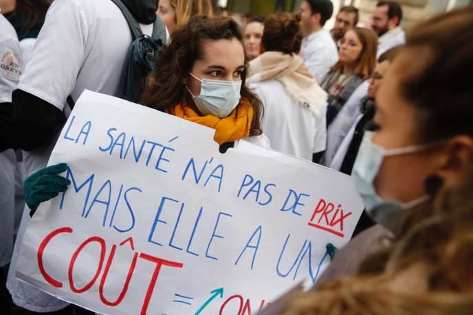 Hôpitaux : face aux milliers de manifestants, Macron annonce un « plan d’urgence conséquent »