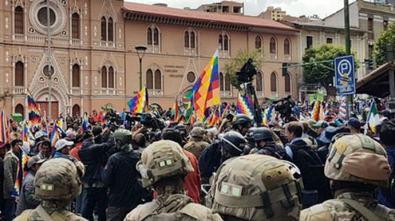 Nueva marcha multitudinaria en el centro de La Paz en rechazo al golpe de Estado