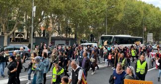 Gilets Jaunes et femmes voilées unis dans la rue à Perpignan