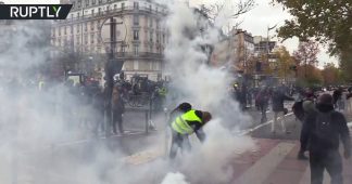 Tear gas & bonfires: Scuffles with police as Yellow Vests block roads in Paris ahead of 1st anniversary of protests