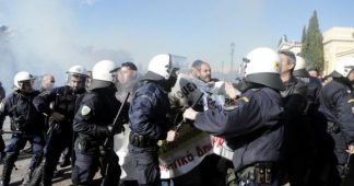 Riot police fires tear gas at hospital doctors protesting privatization of Health