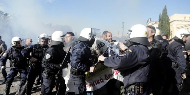 Riot police fires tear gas at hospital doctors protesting privatization of Health